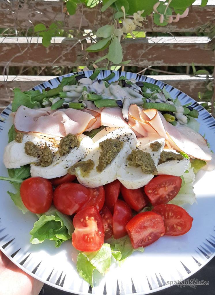 Sommarlunch med ägg, tomat och kalkon.